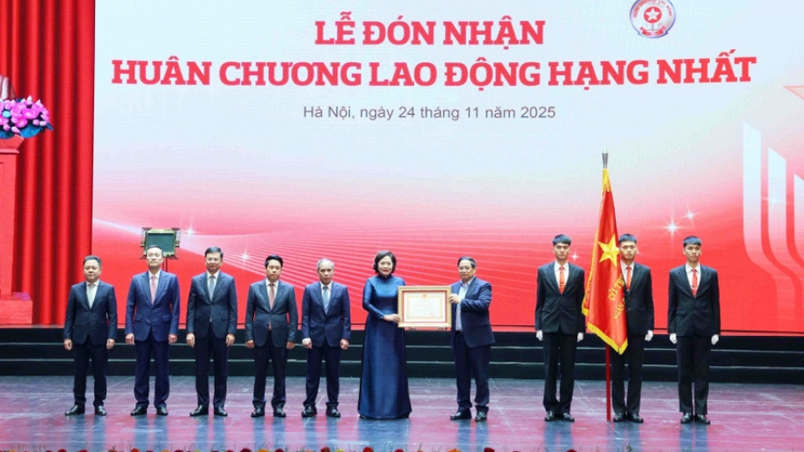 PM calls for more innovative, public-oriented banking sector