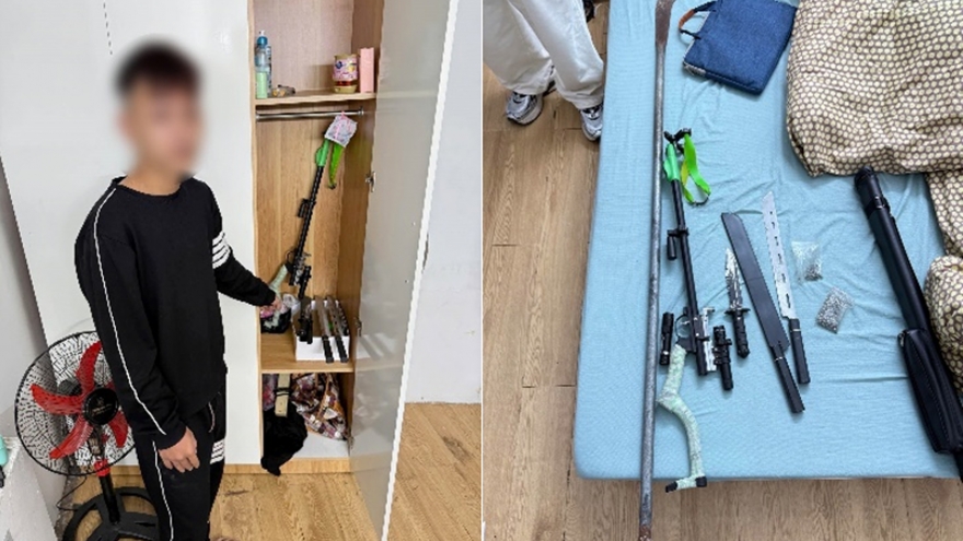 Phát hiện nam thanh niên cất giấu cả “kho” vũ khí trong phòng trọ ở Hà Nội