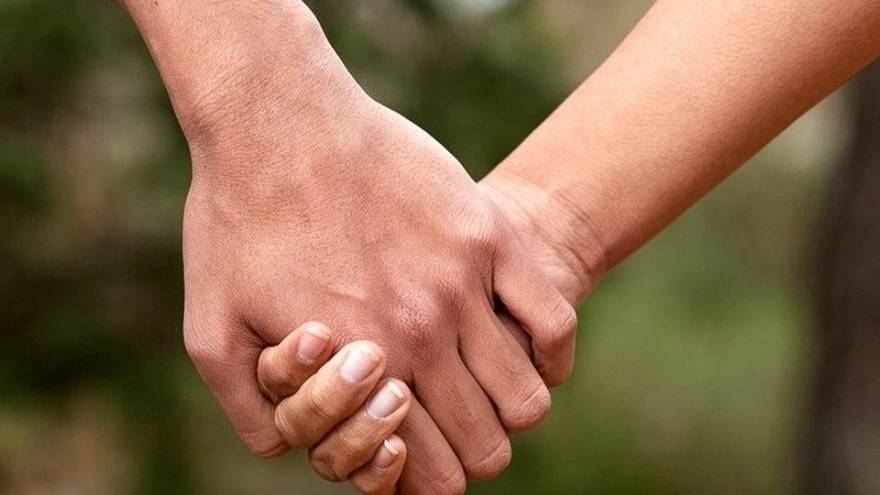 Đừng chỉ vì chạy theo một hình bóng để rồi vuột mất hạnh phúc trong tay