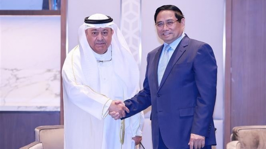 PM meets Kuwaiti officials, businessmen, calls for specific joint projects