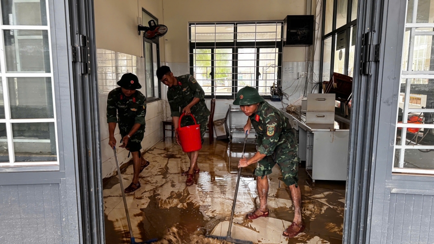 Quân đội hỗ trợ các bệnh viện ở Gia Lai ngay khi lũ rút