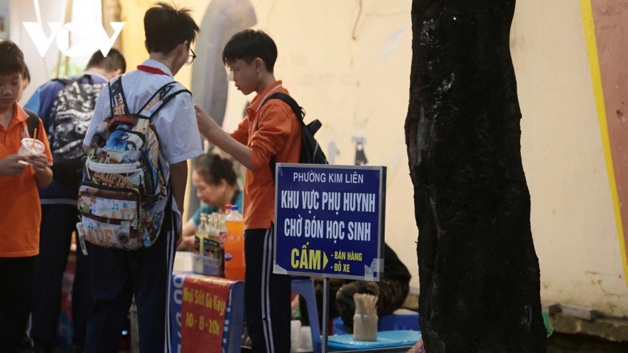 Quà vặt cổng trường: Tiện lợi nhưng tiềm ẩn nhiều rủi ro