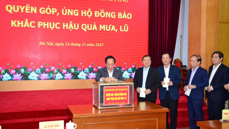 Ban Tuyên giáo và Dân vận Trung ương quyên góp ủng hộ đồng bào vùng lũ lụt