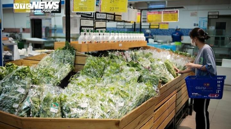 Hàng thiết yếu đua nhau tăng giá, người dân cắn răng chi tiêu