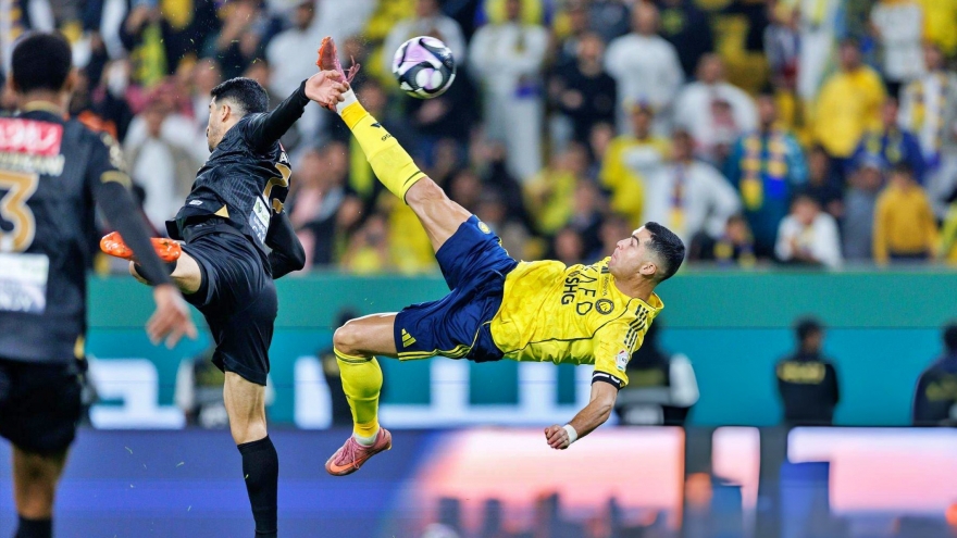 Ronaldo tái hiện siêu phẩm "ngả bàn đèn", tiếp tục chinh phục cột mốc lịch sử