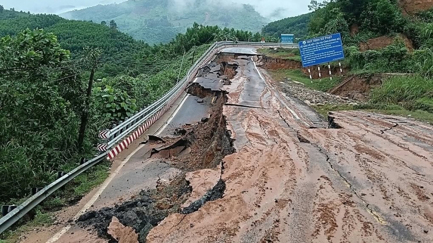 Hơn 60 điểm sạt lở trên tuyến đường sắt Bắc - Nam, đường qua miền Trung vẫn tắc