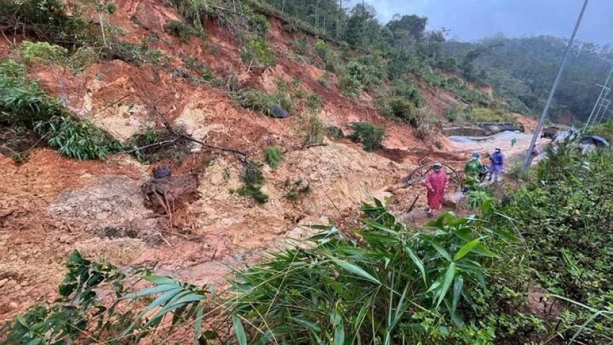 Sạt lở vùi lấp mặt đường, giao thông trên Quốc lộ 24 qua Măng Đen tê liệt