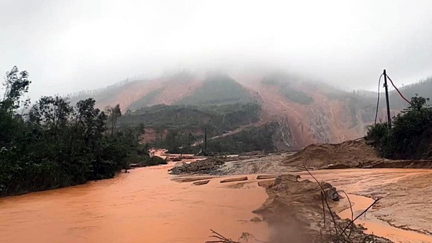 Sạt lở núi nghiêm trọng vùi lấp trang trại, Hà Tĩnh khẩn cấp phong tỏa hiện trường