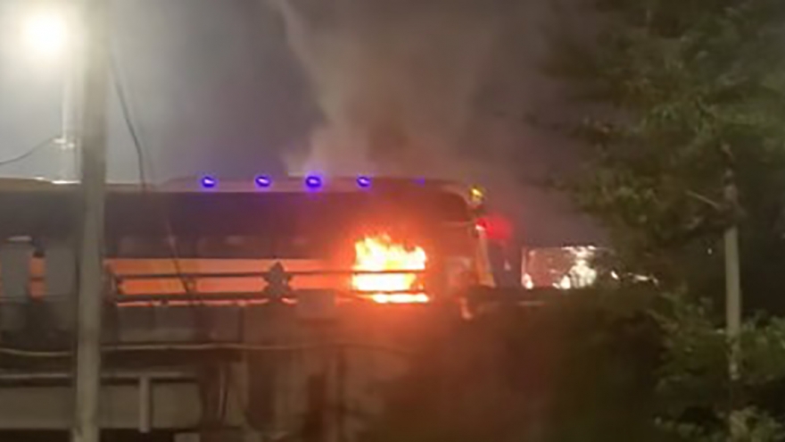 Ô tô khách mất lái tông vào xe máy trên cầu Thanh Trì khiến 2 người tử vong