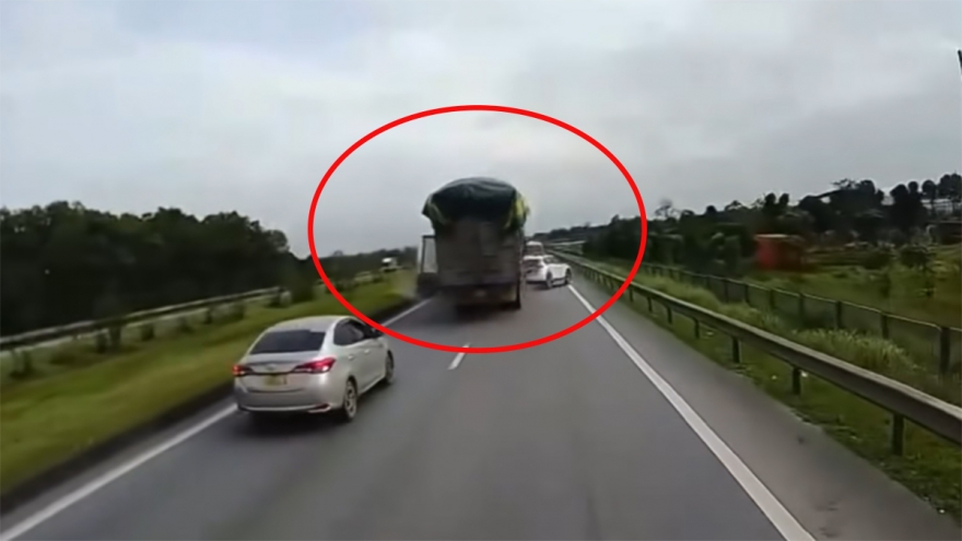 7 ô tô bị xe tải đâm liên hoàn ở cao tốc Hà Nội - Thái Nguyên, ùn tắc kéo dài