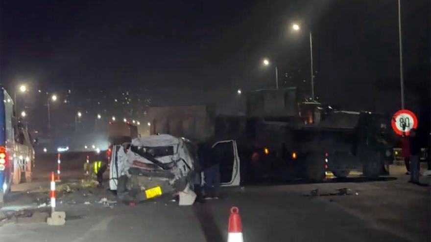 Hà Nội: Va chạm liên hoàn 5 ô tô trên vành đai 3, hai người nhập viện trong đêm