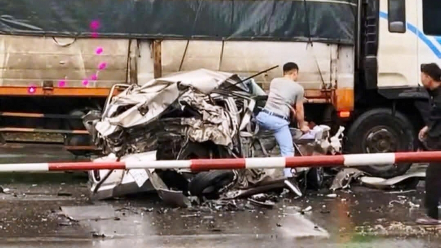 Xe con bẹp dúm ở Ninh Bình, tài xế sống sót thần kỳ