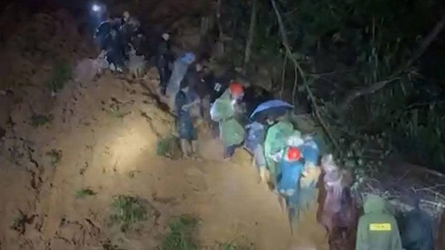 Miền Trung mưa lớn kéo dài, xuất hiện lũ, thiệt hại nghiêm trọng