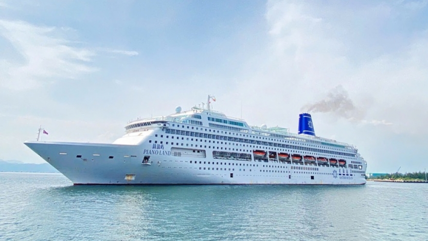 Cruise ship Piano Land brings foreign tourists to Khanh Hoa