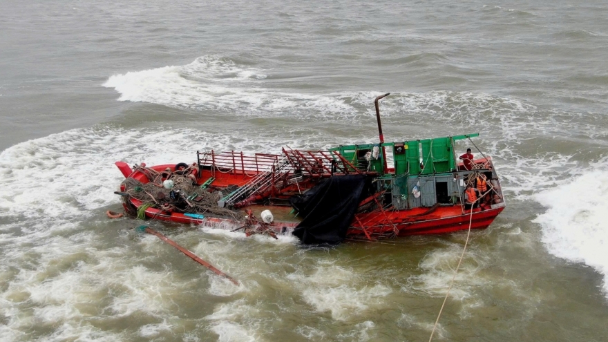 Quảng Trị: Cứu 8 ngư dân bị chìm tàu khi đang vào cửa Nhật Lệ