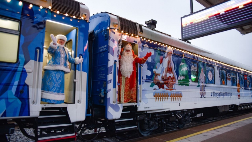 Tàu Ông Già Tuyết bắt đầu hành trình kỳ diệu khắp nước Nga