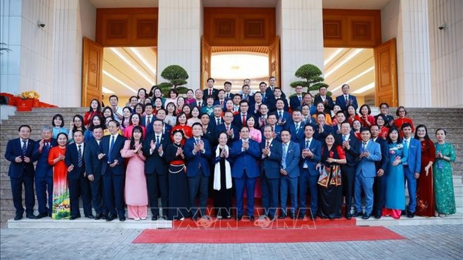 Vietnamese Teachers’ Day: PM meets with outstanding education managers, teachers