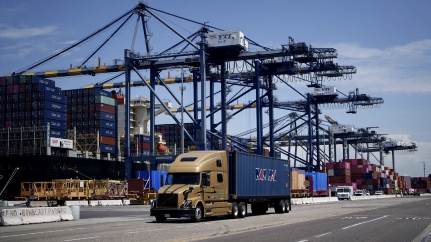 Thâm hụt thương mại của Mỹ giảm mạnh