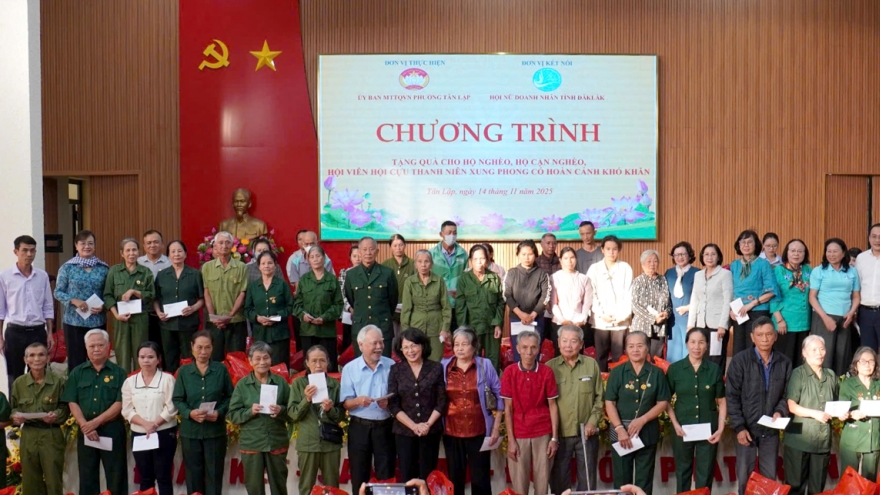 Nguyên lãnh đạo TP.HCM trao kinh phí hỗ trợ khắc phục bão số 13 tại Đắk Lắk