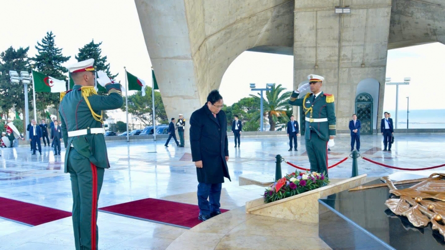 Thủ tướng đặt vòng hoa và thăm bảo tàng quốc gia về Cựu chiến binh Algeria