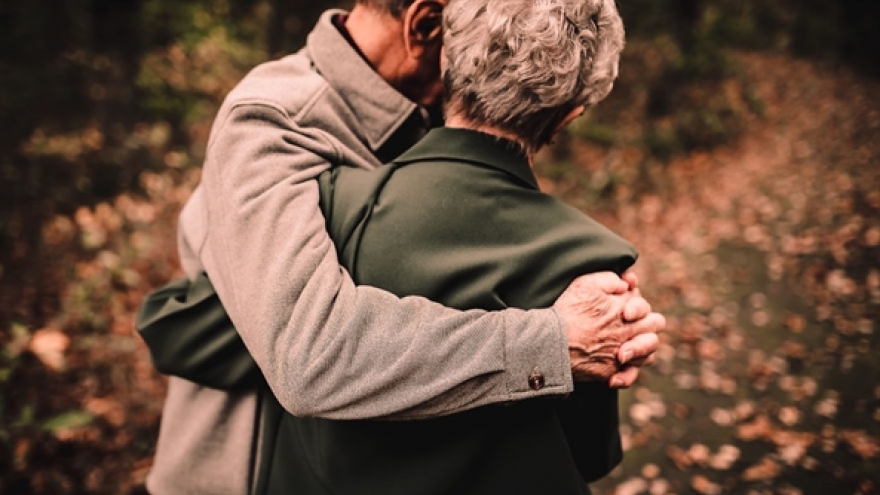 Dũng cảm với tình yêu tuổi "xế chiều" hay sợ mang tiếng “già còn lắm chuyện"