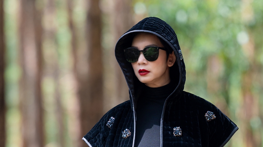 Xuân Lan "lạnh như mùa đông" trong BST áo chần bông hiện đại của NTK Đức Hùng