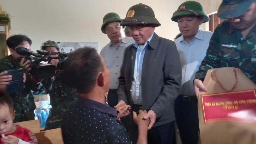 Thường trực Ban Bí thư Trần Cẩm Tú thăm, động viên nhân dân vùng lũ Khánh Hòa