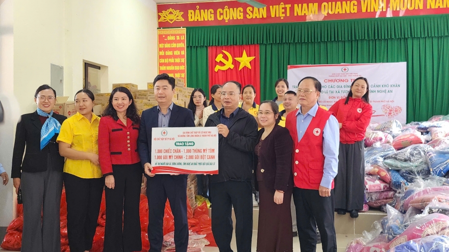 1.000 suất quà trao tặng người dân bị ảnh hưởng mưa lũ