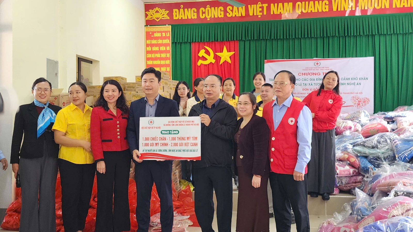 1.000 suất quà trao tặng người dân bị ảnh hưởng mưa lũ
