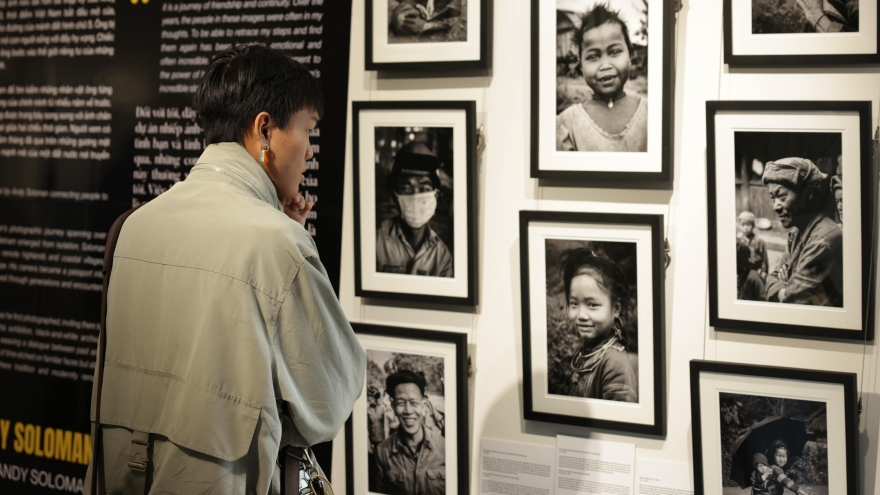 Ba thập kỷ đổi thay của đất nước qua lăng kính triển lãm ảnh “Tiếp nối: Việt Nam”