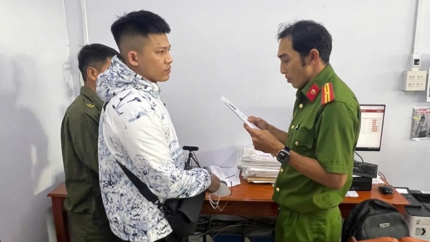 Kẻ trốn truy nã bị bắt khi đến UBND xã làm thủ tục hành chính