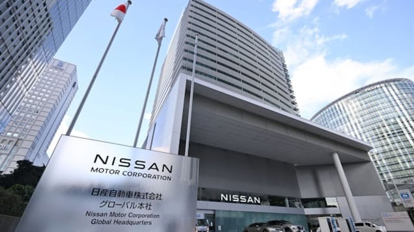 Nissan phải “bán nhà trả nợ”