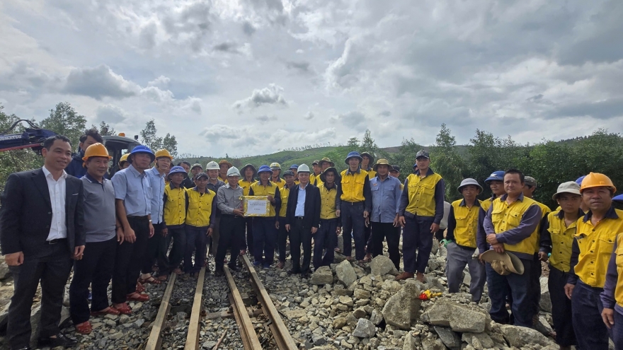 Thông tuyến đường sắt Bắc - Nam sau nhiều ngày "tê liệt" do mưa lũ