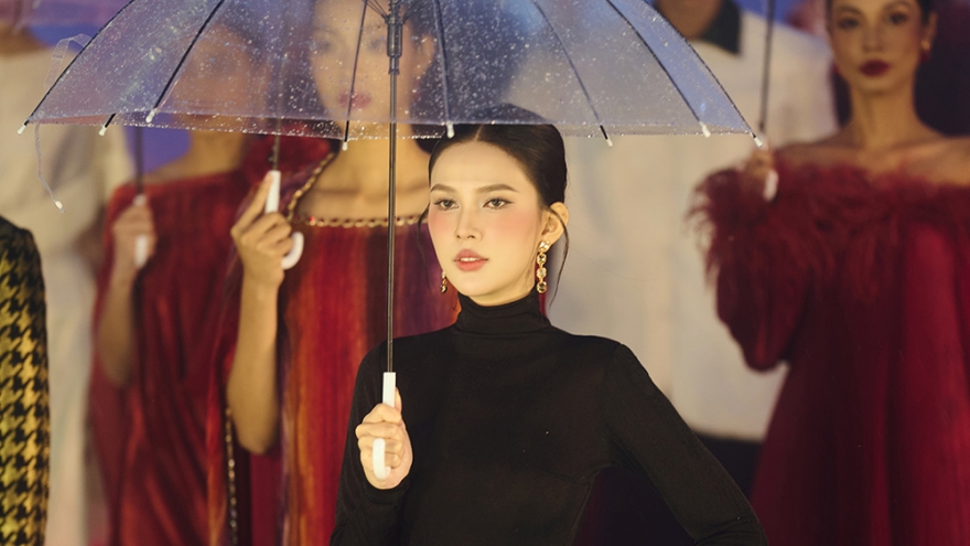 Á hậu Linh Đan gây ấn tượng khi mở màn show thời trang giữa mây mù Sa Pa