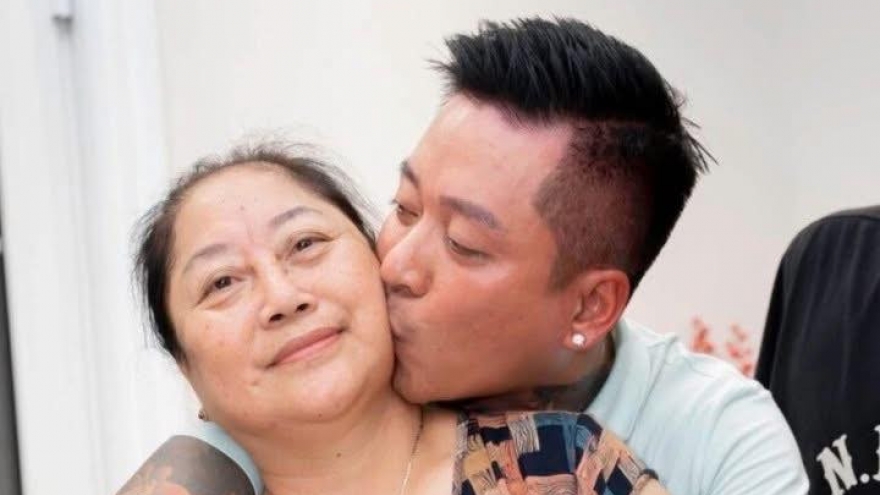 Sao Việt 2/11: Tuấn Hưng hủy show châu Âu, về Việt Nam ngay vì mẹ bệnh nặng