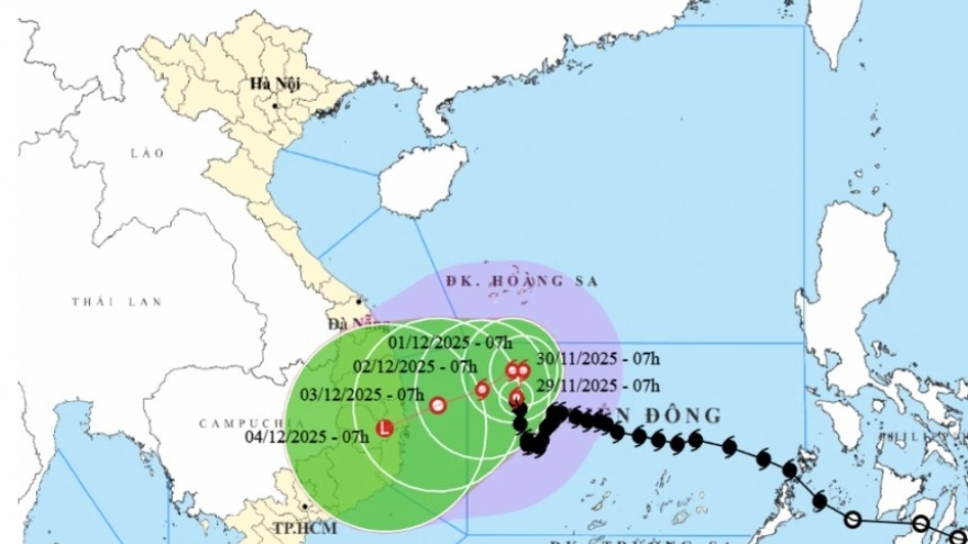 Typhoon Koto moves slowly in East Sea, rare tropical depression forms near Malaysia