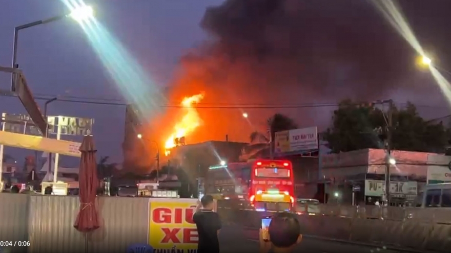 Cháy lớn quán bar, karaoke bỏ hoang rộng hơn 300 m2 ở Đồng Nai