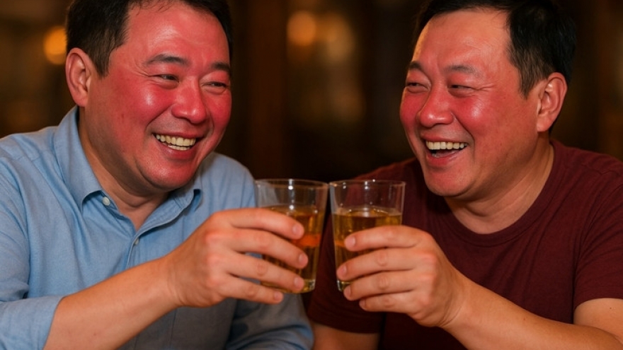 Vì sao có người đỏ mặt, người tái nhợt sau uống rượu?