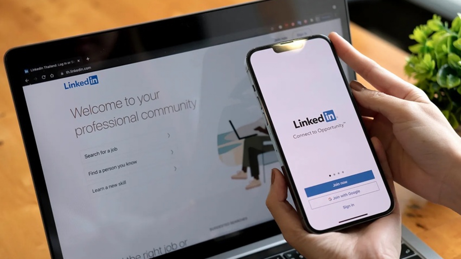 Tình báo Anh: Điệp viên nước ngoài đang tiếp cận các quan chức qua LinkedI