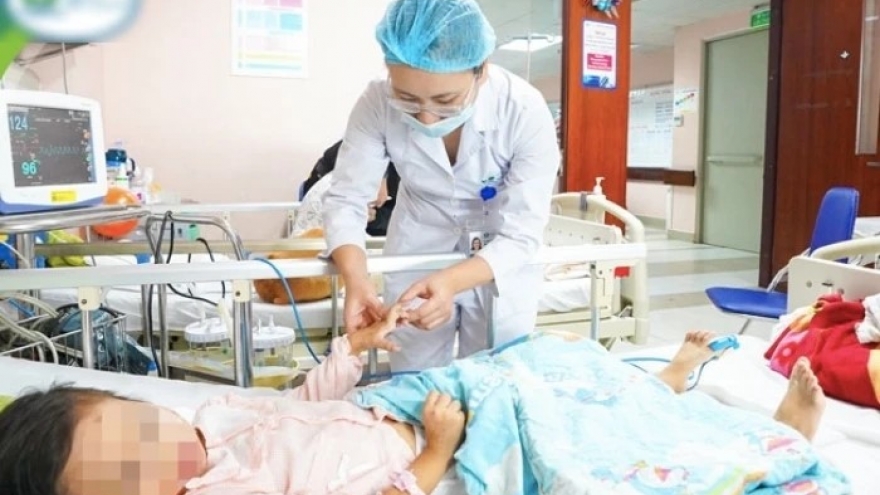 Bé gái 4 tuổi hoảng loạn, nói nhảm được chẩn đoán viêm não tự miễn