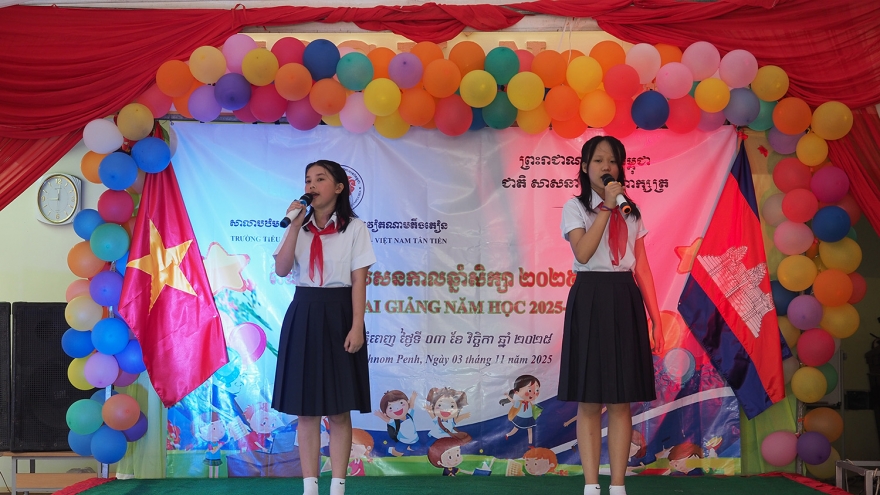Con em Việt kiều tại Campuchia rộn ràng bước vào năm học mới
