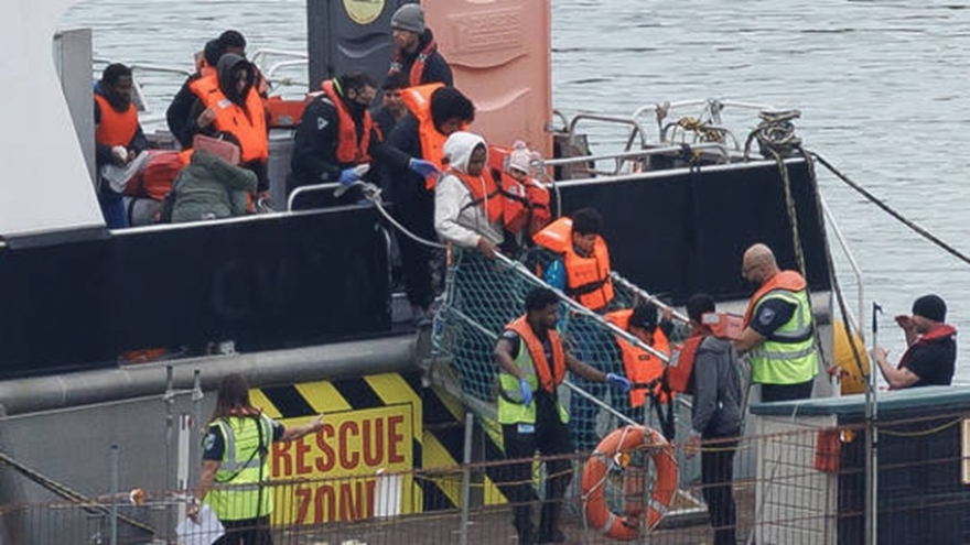 Vương quốc Anh cân nhắc tịch thu tài sản của người xin tị nạn