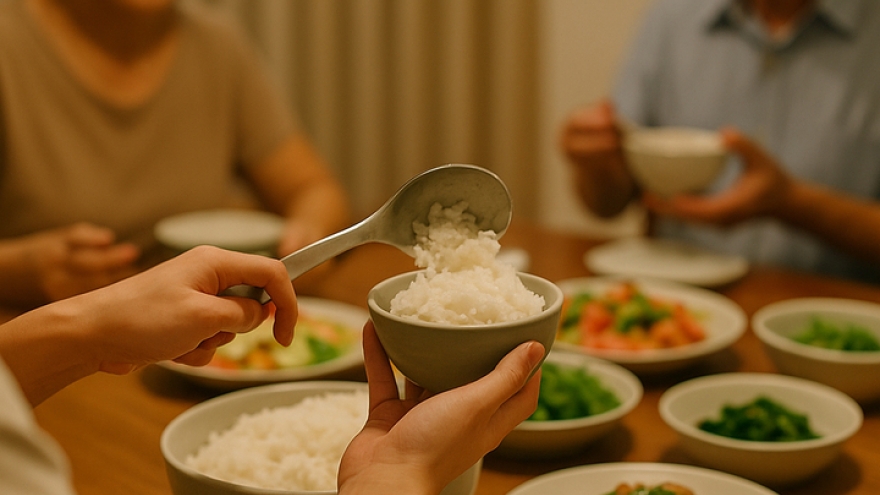 Vì sao người Việt thường kiêng xới cơm một lần?