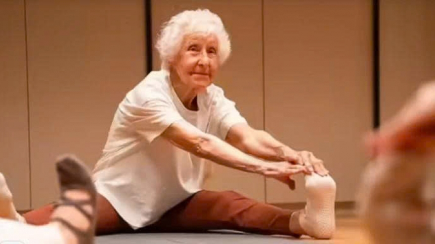 Bí quyết sống khoẻ "không hề khó" của giáo viên dạy yoga 102 tuổi