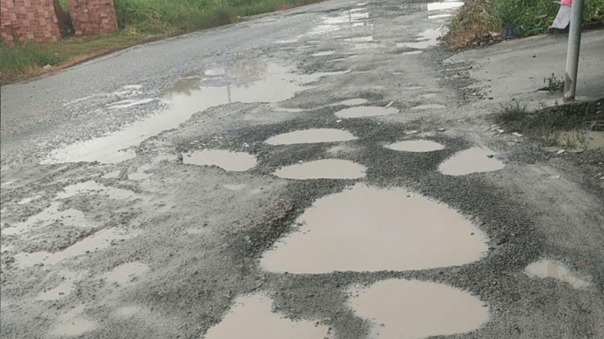 Con đường "ổ voi, ổ gà" ở TP.HCM đang được sửa chữa