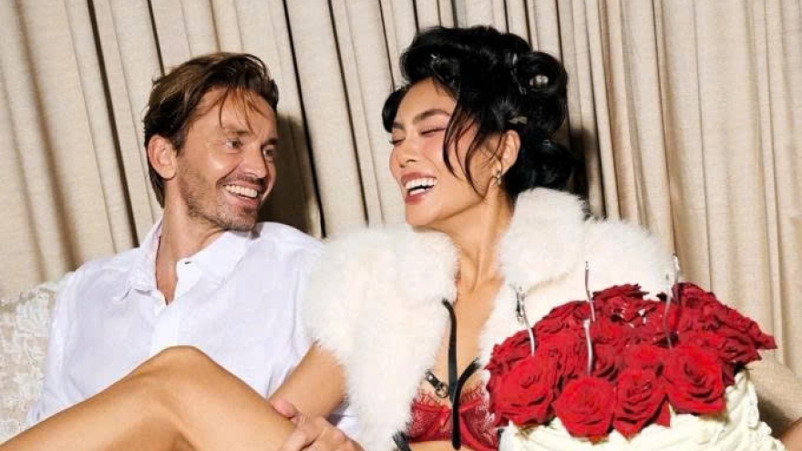 Sao Việt 4/11: Á hậu Thảo Nhi Lê công khai bạn trai ngoại quốc