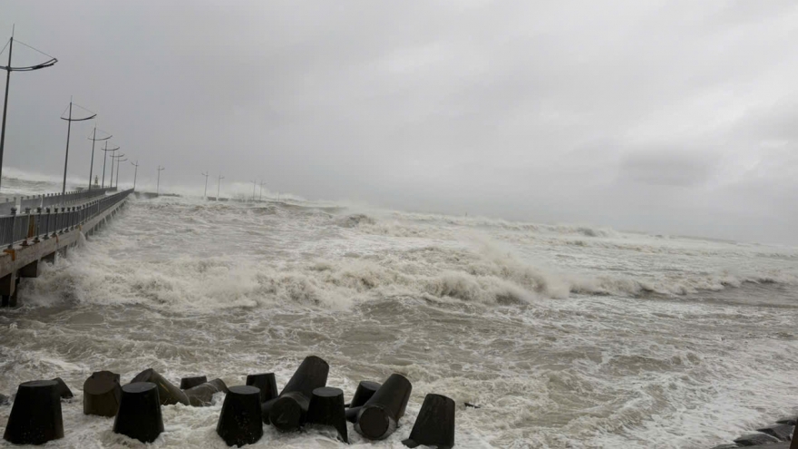 Chèo thúng ra biển cứu người tự tử, cả 3 người bị sóng cuốn mất tích