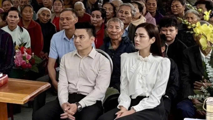 Sao Việt 8/11: Hoa hậu Đỗ Thị Hà cùng chồng đi làm từ thiện