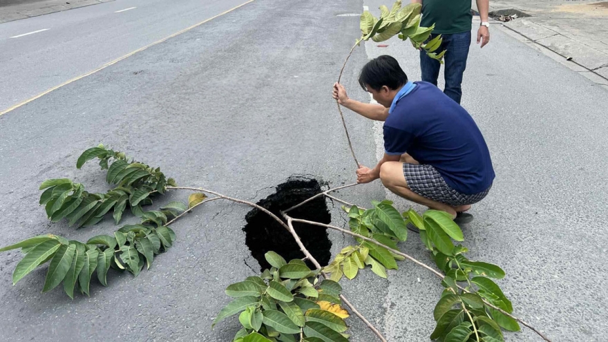 "Hố tử thần" sâu 2,5m, gây nguy hiểm cho người đi đường ở TP.HCM