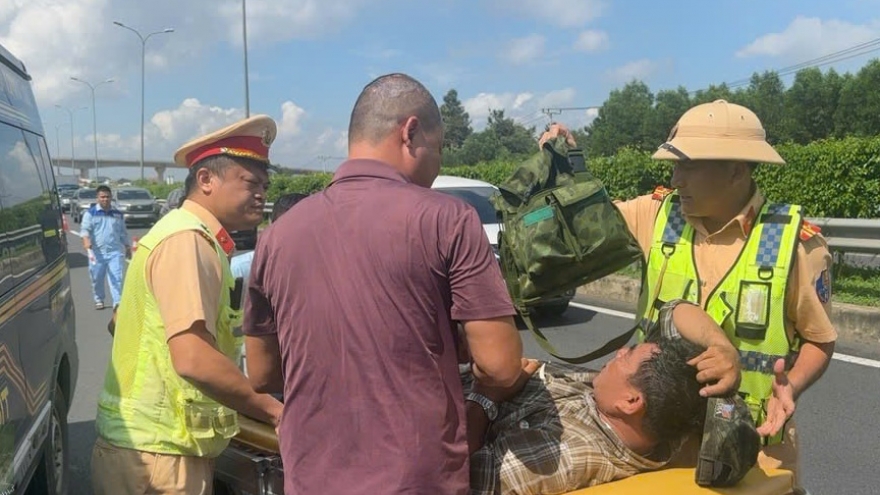 Tài xế đột quỵ trên cao tốc, CSGT nhanh chóng cấp cứu, đưa vào bệnh viện
